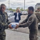 В Энгельсе Александр Янклович вместе с волонтёрами доставили питьевую воду в учреждения соцсферы