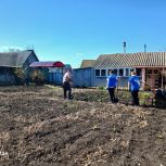 В Челно-Вершинском районе волонтёры «Единой России» и активисты «Молодой Гвардии» подготовили участки ветеранов к летнему сезону