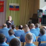 Активистки «Женского движения Единой России» поздравили бойцов псковского госпиталя с Днём Победы
