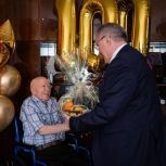 Со 100-летним юбилеем поздравили саянцы ветерана Великой Отечественной войны Александра Николаевича Шавкуленко