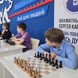 В штабе общественной поддержки «Единой России» в Омске открылся шахматный клуб Сергея Карякина