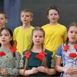 Московские школьники исполнили песню «Пусть всегда будет солнце» в рамках акции «С песней к Победе»
