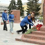 Представители «Единой России» возложили цветы к мемориалам города Твери