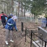 Активисты «Единой России» в Стерлибашевском районе провели уборку мест захоронений участников ВОВ