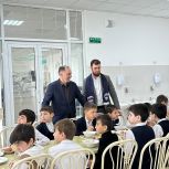 Партийный десант Единой России проверил организацию горячего питания в школе сельского поселения Инарки
