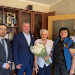Евгений Андриенко поздравил ветерана войны Генриха Васильевича Лукина с наступающим Днём Победы