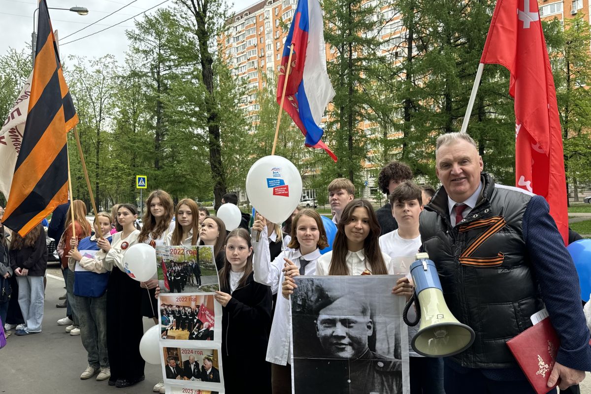 Московские единороссы провели патриотическую акцию «Парад у дома ветерана»