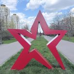 В Москве волонтёры команды Петра Толстого обновили звёзды на Аллее Ветеранов в районе Марьино