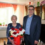 Сергей Бабин поздравил с 97-летием долгожительницу Евдокию Фарносову