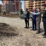 В Магасе партийный десант Единой России оценил ход благоустройства нового парка