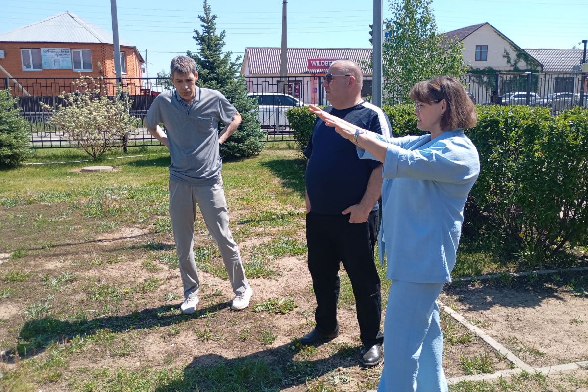 В Сорочинске продолжается благоустройство улиц: новый тротуар и ремонт возле школы