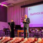 Евгений Нифантьев вручил дипломы выпускникам школы искусств на юге Москвы