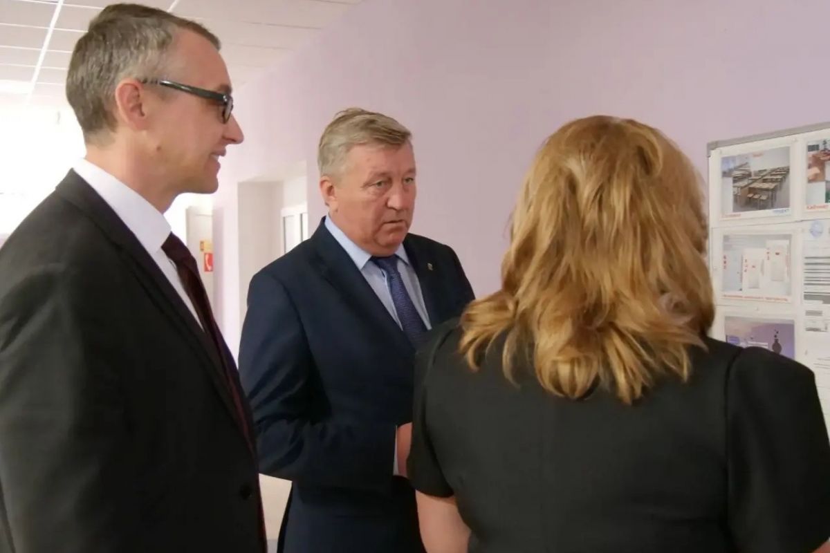 Секретарь регионального отделения «Единой России» Владимир Камеко проконтролировал ход ремонта социальных объектов Тереньгульского района