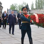 День Победы — в героическом Сталинграде: Андрей Бочаров на Мамаевом кургане почтил память защитников Отечества