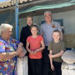 Участники предварительного голосования «Единой России» проведали подшефную многодетную семью в прифронтовом округе и передали подарки в Константиновский детский сад