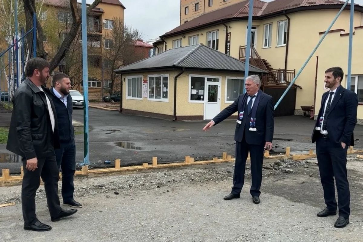 Партийный десант Единой России в Магасе проинспектировал реконструкцию стадиона и городского фонтана