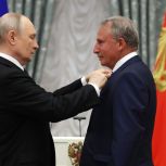 Президент РФ Владимир Путин вручил золотую медаль «Герой Труда» Георгию Свиду