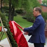 Дмитрий Медведев возложил цветы к Могиле Неизвестного Солдата
