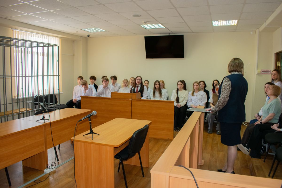 Единороссы познакомили школьников Радужного с работой судебной системы