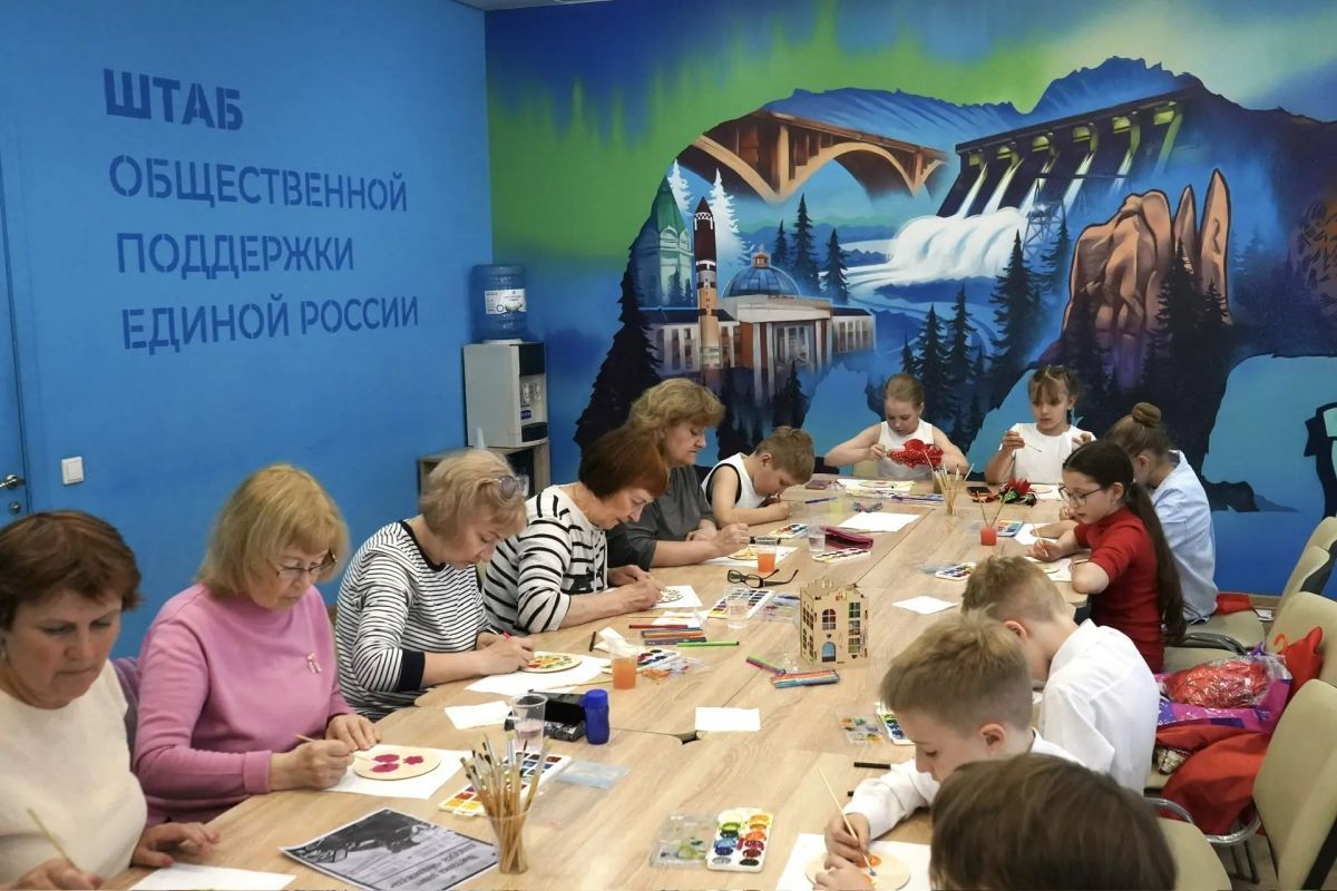 Сбор гумпомощи, высадка аллей, приёмы граждан: «Единая Россия» провела в регионах «День соседей»