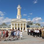 Активисты «Единой России» станцевали «Вальс Победы» в Костроме