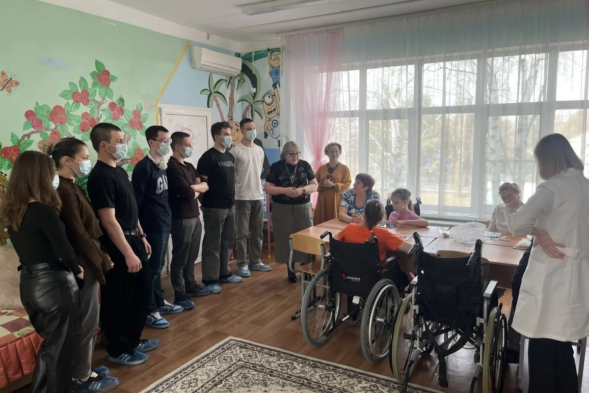 Студенты ДВГМУ помогают воспитанникам интерната в рамках проекта «Единая страна – доступная среда»