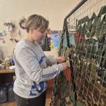 Активисты Единой России плетут масксети и сдают кровь для бойцов СВО