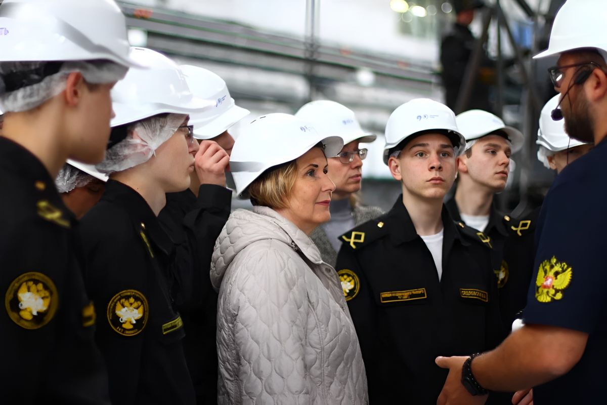 Депутат Госдумы Светлана Разворотнева познакомила школьников с судостроительным производством на юге столицы