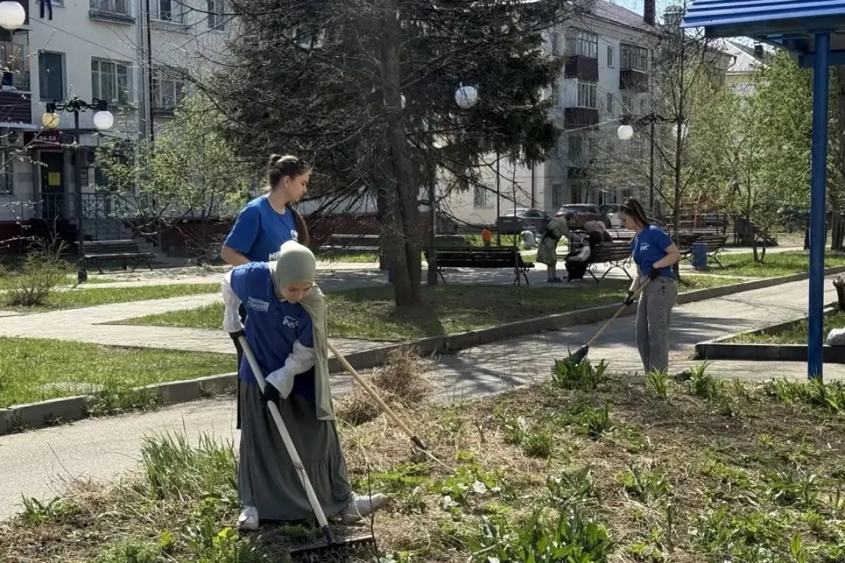 В Зеленодольске молодогвардейцы и единороссы очистили сквер имени Норкина