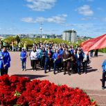 В Мемориальном комплексе "Победа" в Чебоксарах возложили цветы к Монументу Славы