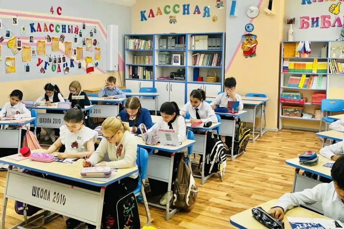 Около восьми тысяч школьников присоединились к организованной по инициативе Петра Толстого патриотической акции ко Дню Победы