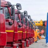 Губернатор Сергей Носов вручил ключи от новой коммунальной техники отечественного производства
