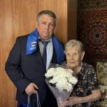 Кузбасские единороссы поздравили участницу Великой Отечественной войны
