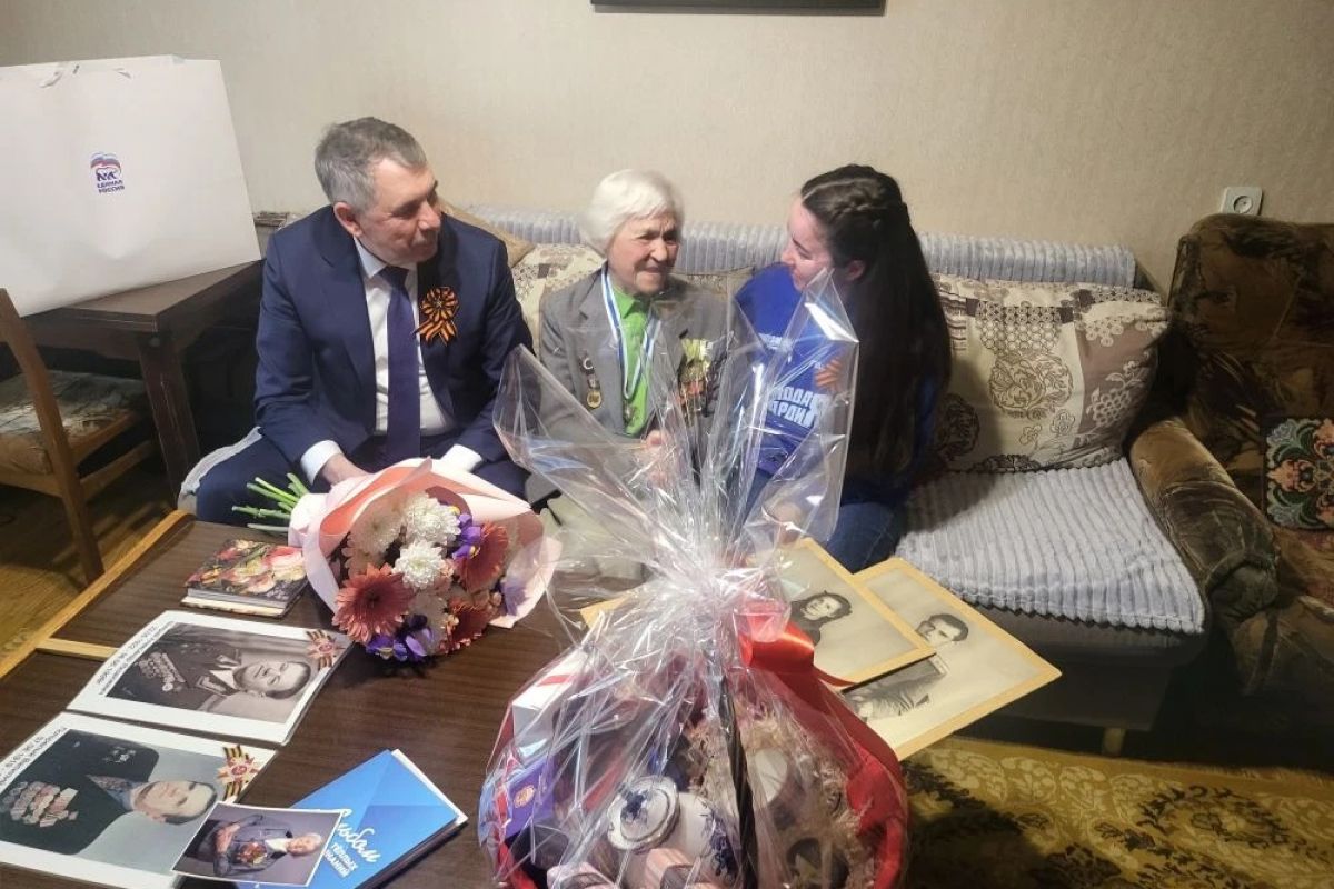 Партийцы поздравили 103-летнего ветерана с Днем Победы в Великом Новгороде