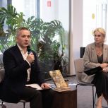Журналист Олег Леонов открыл книжный клуб в библиотеке Пресненского района