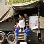 Автомобили, генераторы, масксети, продукты, детские письма: «Единая Россия» передала помощь бойцам на передовую