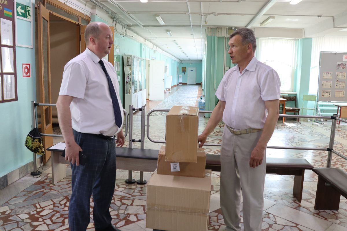 Станислав Тиньгаев передал школам Ялги и Николаевки канцтовары и наборы для детского творчества