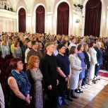 «Вы отдаёте им своё сердце»: Александр Беглов и Александр Бельский поздравили петербургских медсестёр с профессиональным праздником