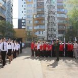 Партийцы  организовали  парад у дома ветерана