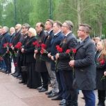 Депутат «Единой России» принял участие в церемонии возложения цветов к Могиле Неизвестного Солдата
