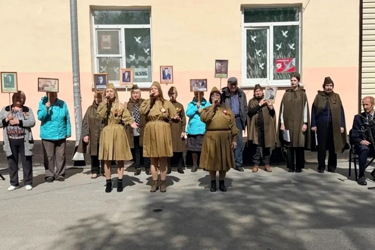 Единороссы поздравили жителей поселка Тайжина с Днем Победы