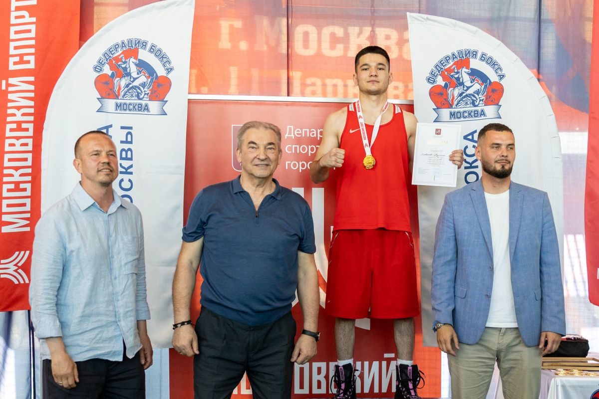 Олимпийский чемпион Владислав Третьяк и ветеран боевых действий Владислав Гусев наградили победителей финала чемпионата Москвы по боксу