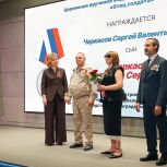 Награда за подвиг сыновей: в Волгограде отцам участников СВО вручили медали «Отец солдата»