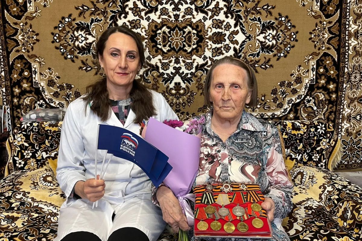 «Единая Россия» поздравила жену ветерана Великой отечественной войны с Днем Победы