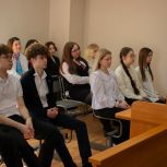 «Единая Россия» познакомила школьников Радужного (ХМАО) с работой судебной системы