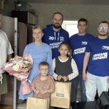 Волонтеры «Молодой Гвардии» поздравили многодетную семью участника СВО с Международным днем семьи