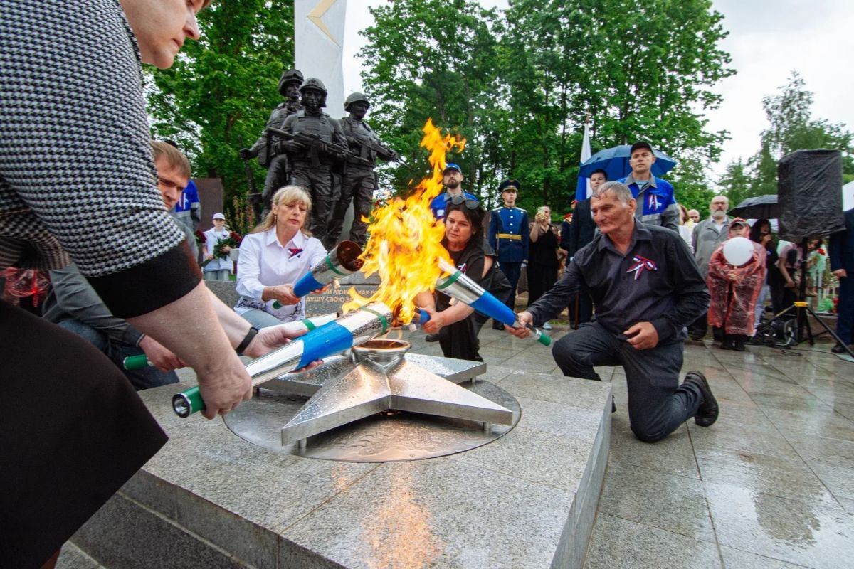 Вечный огонь памяти: в Великих Луках открыли Мемориальный парк воинской славы
