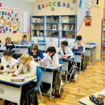Около восьми тысяч школьников присоединились к организованной по инициативе Петра Толстого патриотической акции ко Дню Победы