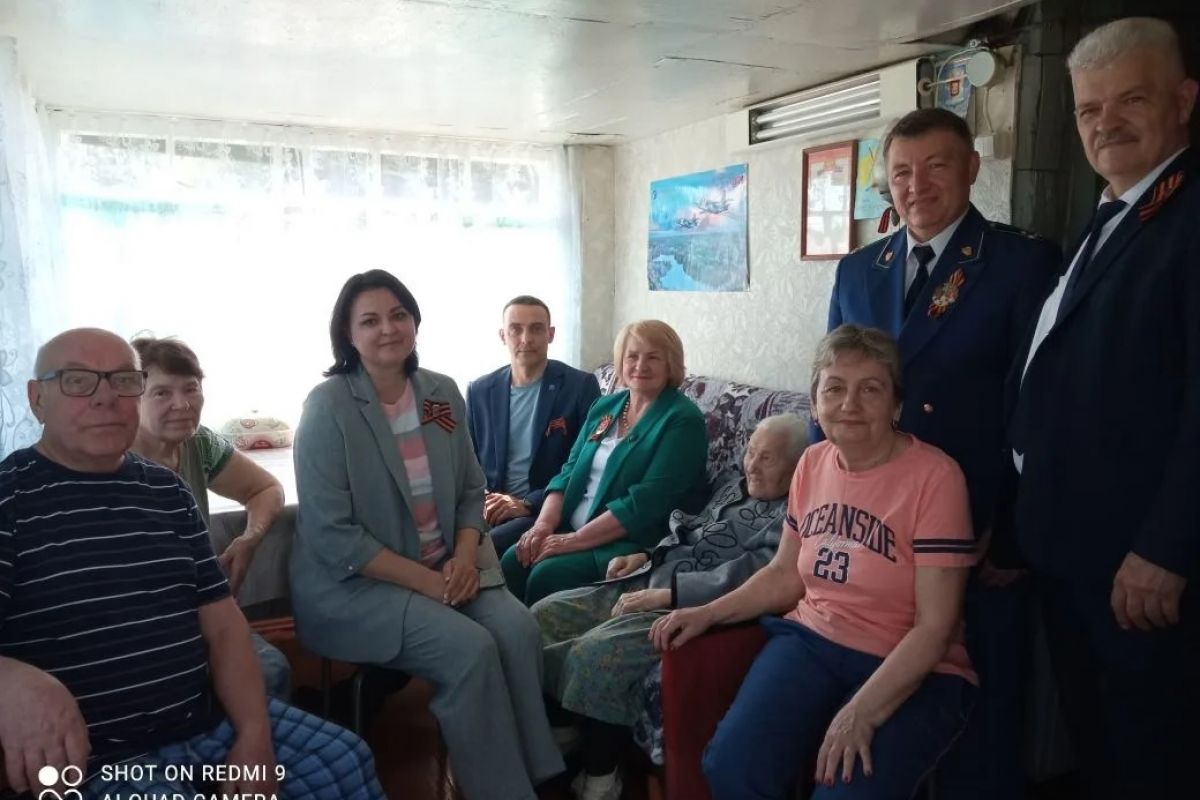 Поздравляем и гордимся: в регионе единороссы вручают подарки участникам Великой Отечественной войны и узникам концлагерей