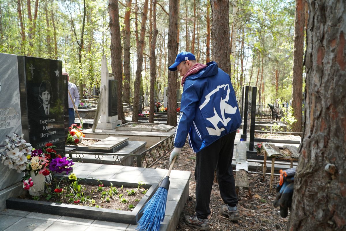 «Память не знает дат»: в Самаре волонтёры привели в порядок могилы воинов-афганцев на кладбище «Рубежное»